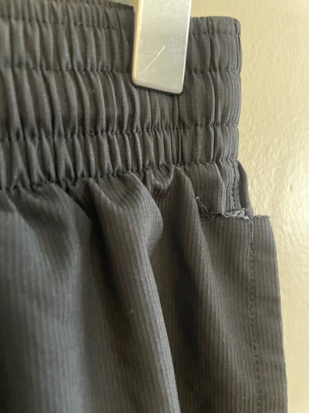 Under Armour Black Lightweight Track Pants – Size Small GUC *Flaw - Picture 6 of 16